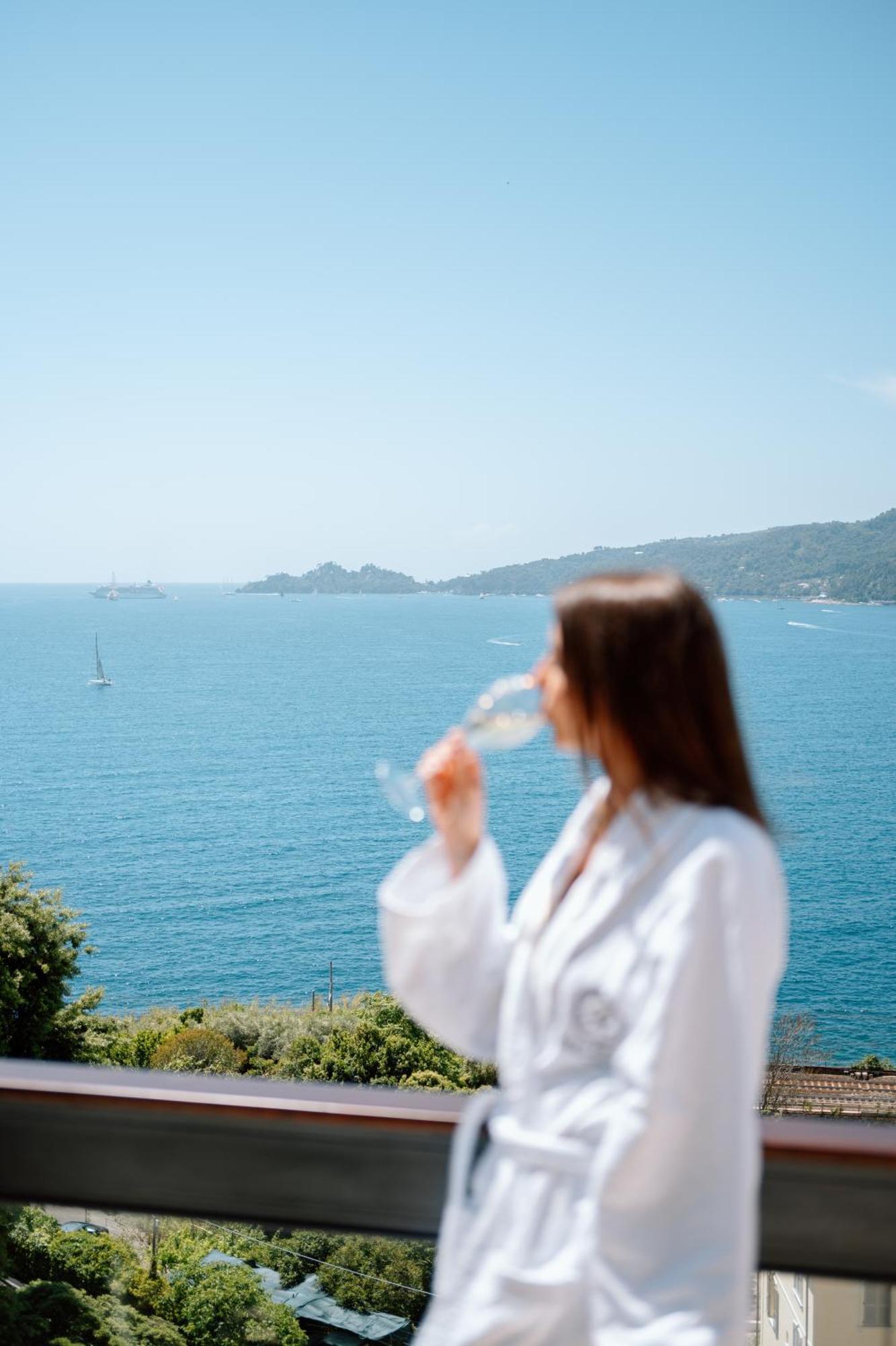 Grand Hotel Bristol Spa Resort, By R Collection Hotels راباللو المظهر الخارجي الصورة A woman drinking sparkling wine